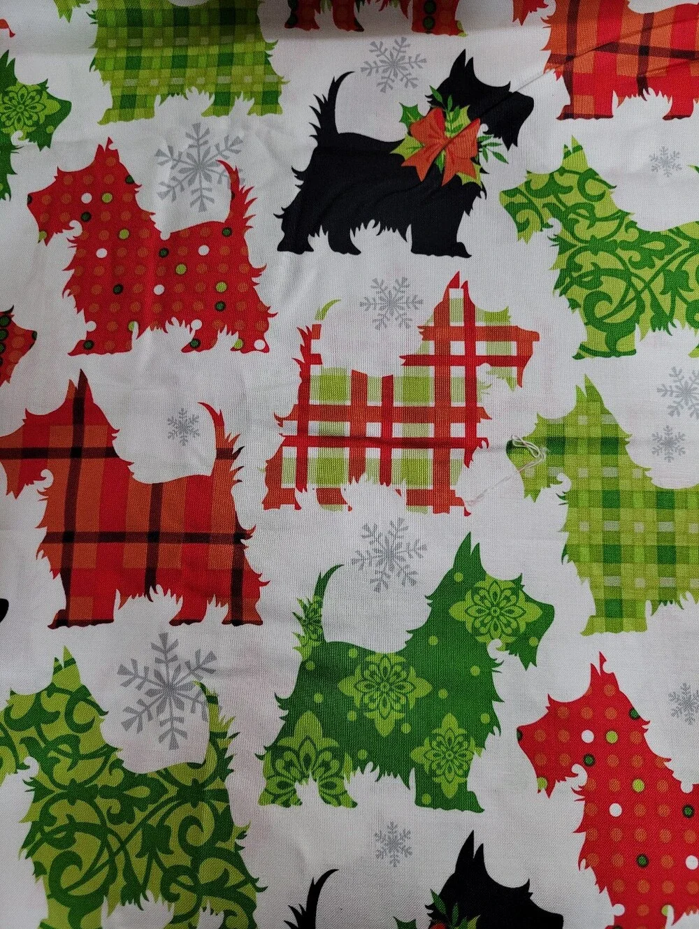Baum Textile Mills Scottie Dog Holiday Theme Sewing Fabric 6 Yards (1492)